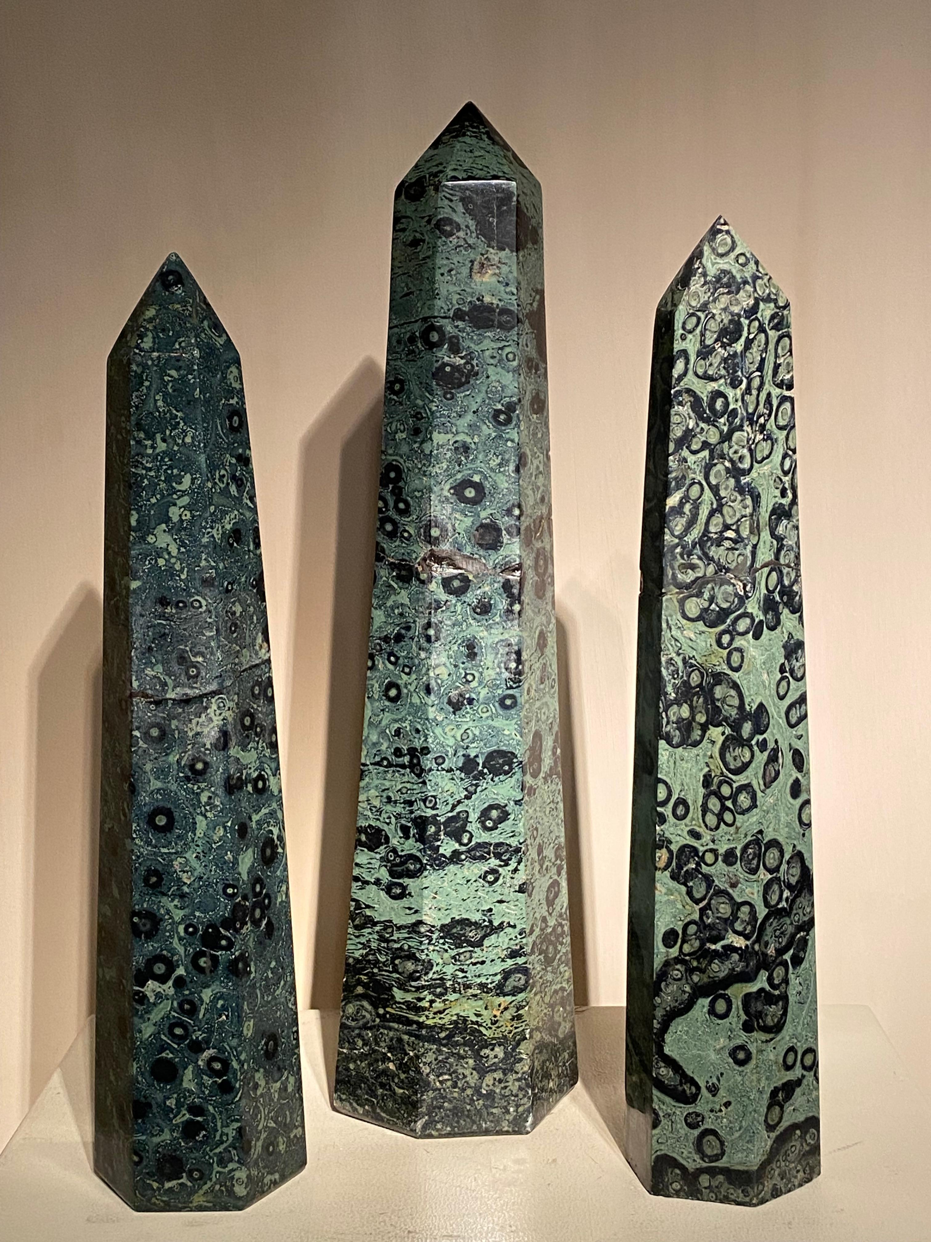 Un set di Obelischi molto decorativi realizzati in Greene & Greene Stone,
In Italia, a partire dal 1980 circa, l'obelisco è stato restaurato come si vede nelle immagini,
48 cm di altezza x 12 cm di larghezza x 10 cm di profondità
41  cm di altezza x