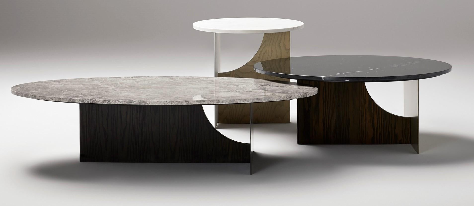 Espagnol Ensemble de 3 tables en marbre aux finitions en bois et en métal personnalisées en vente