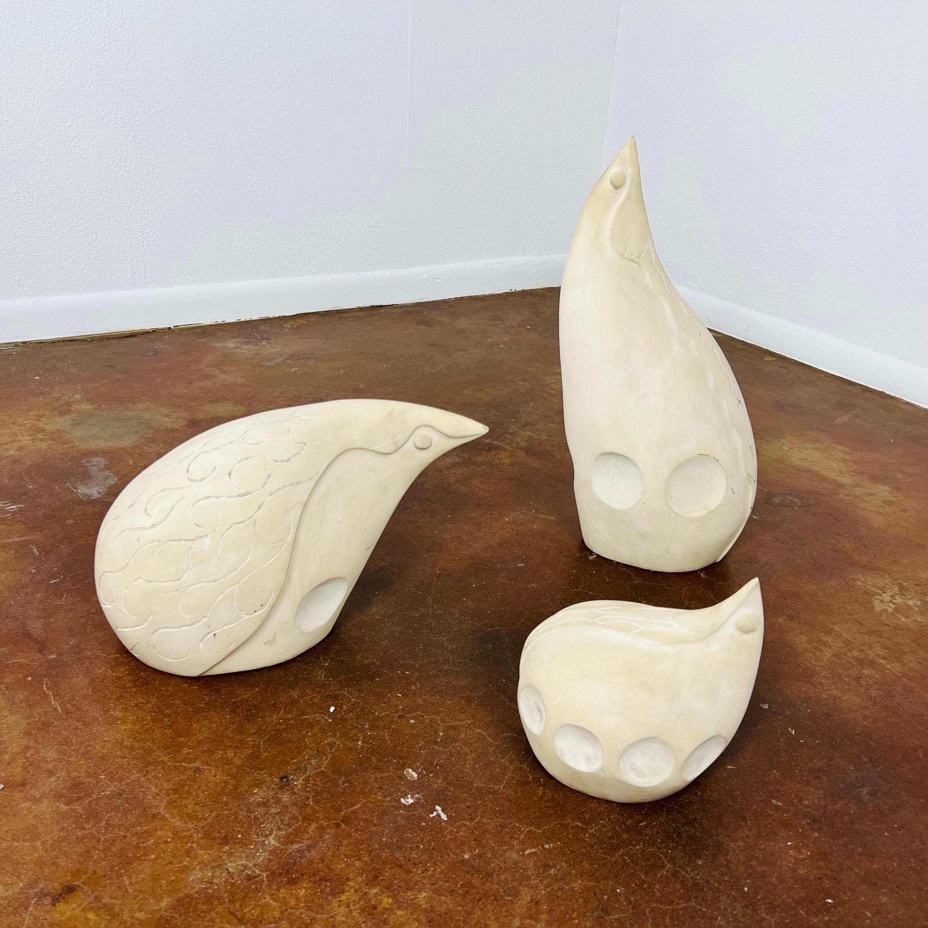 Set von 3 Masatoyo „Kuki“ Kishi-Pinguin-Skulpturen (Kunststein) im Angebot