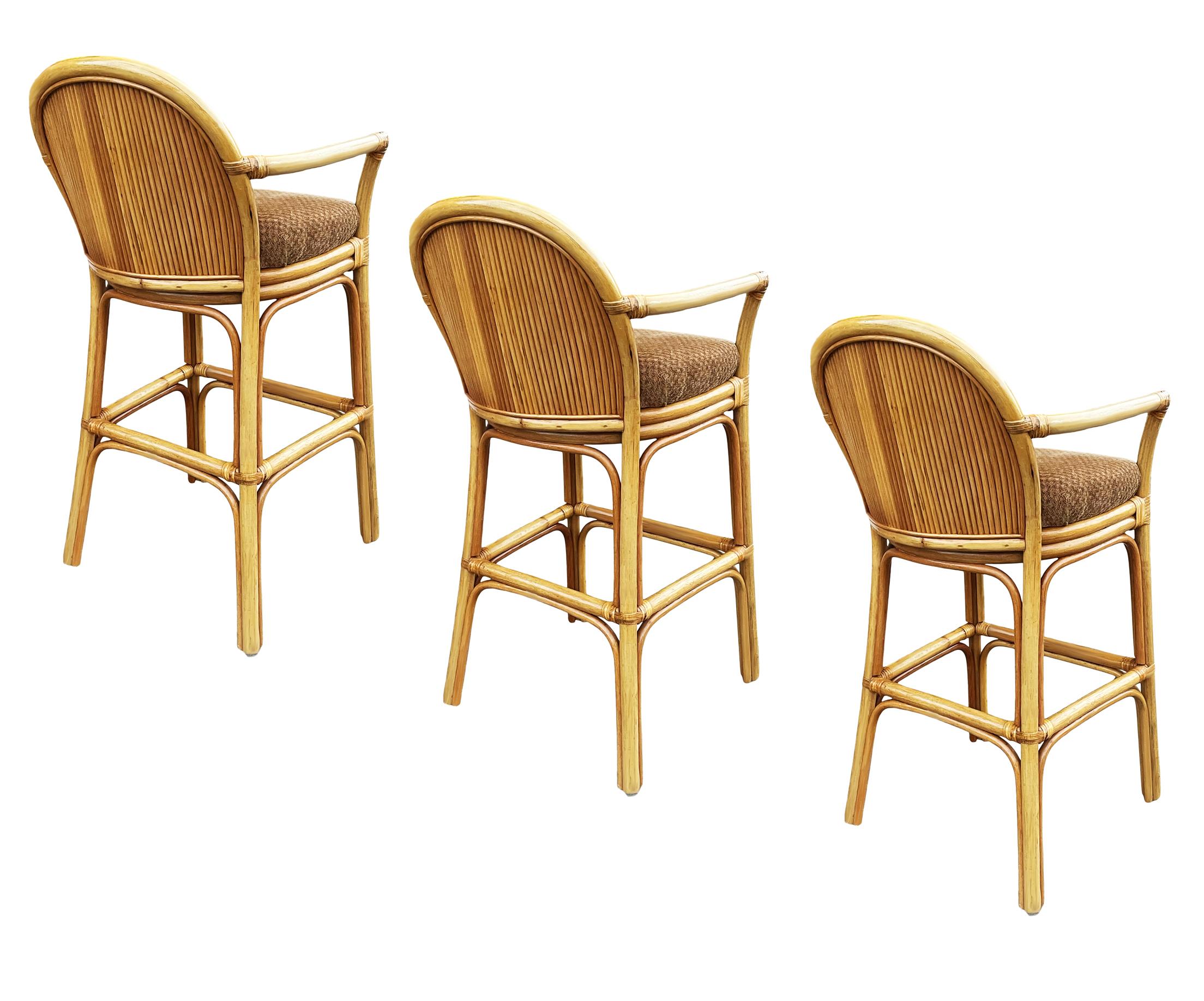 Américain Ensemble de 3 tabourets de bar assortis en rotin ou en bambou, de style mi-siècle moderne en vente
