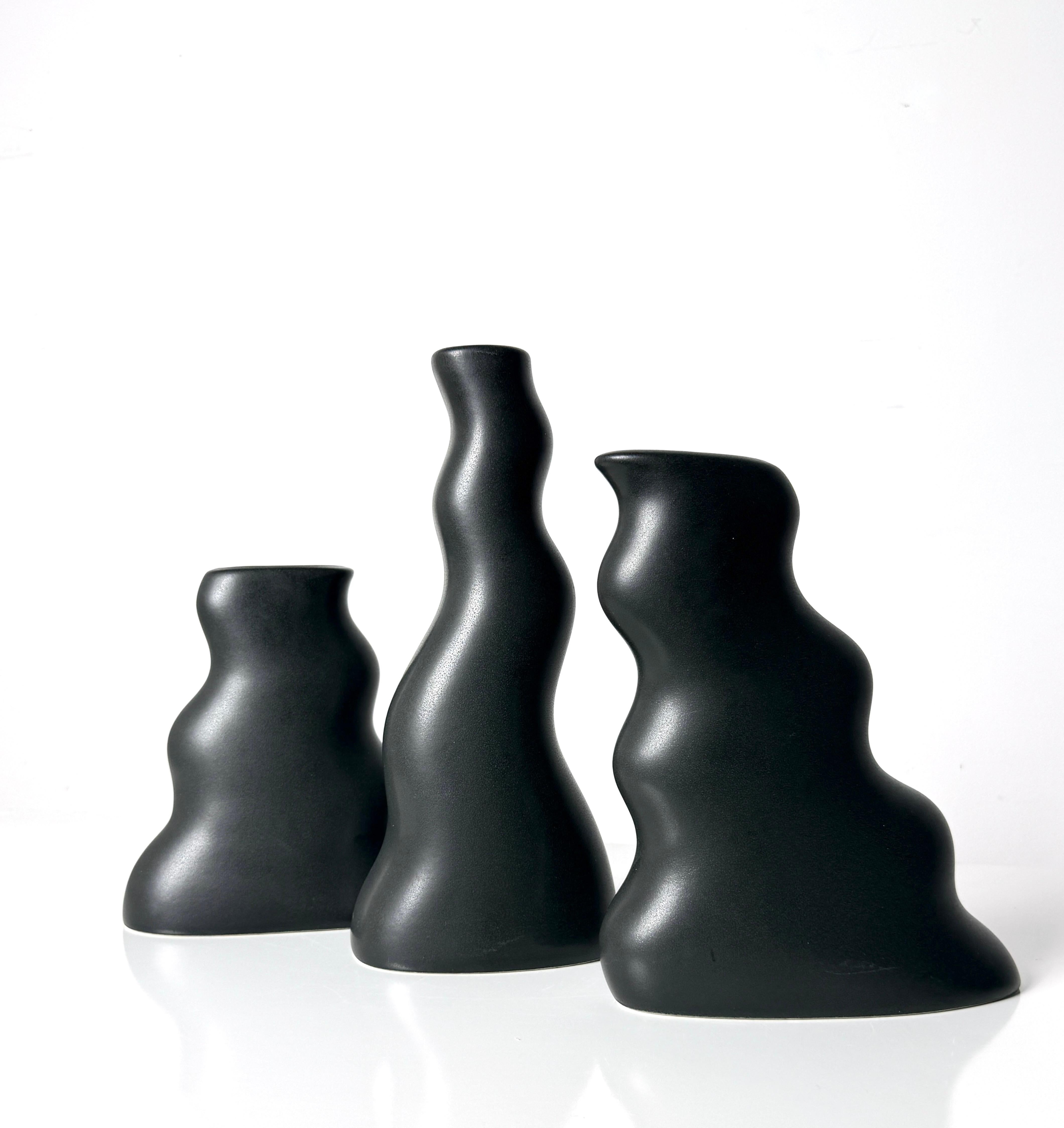 Fin du 20e siècle Lot de 3 vases en céramique noire mat Vases organiques postmodernes par Craig Smith en vente