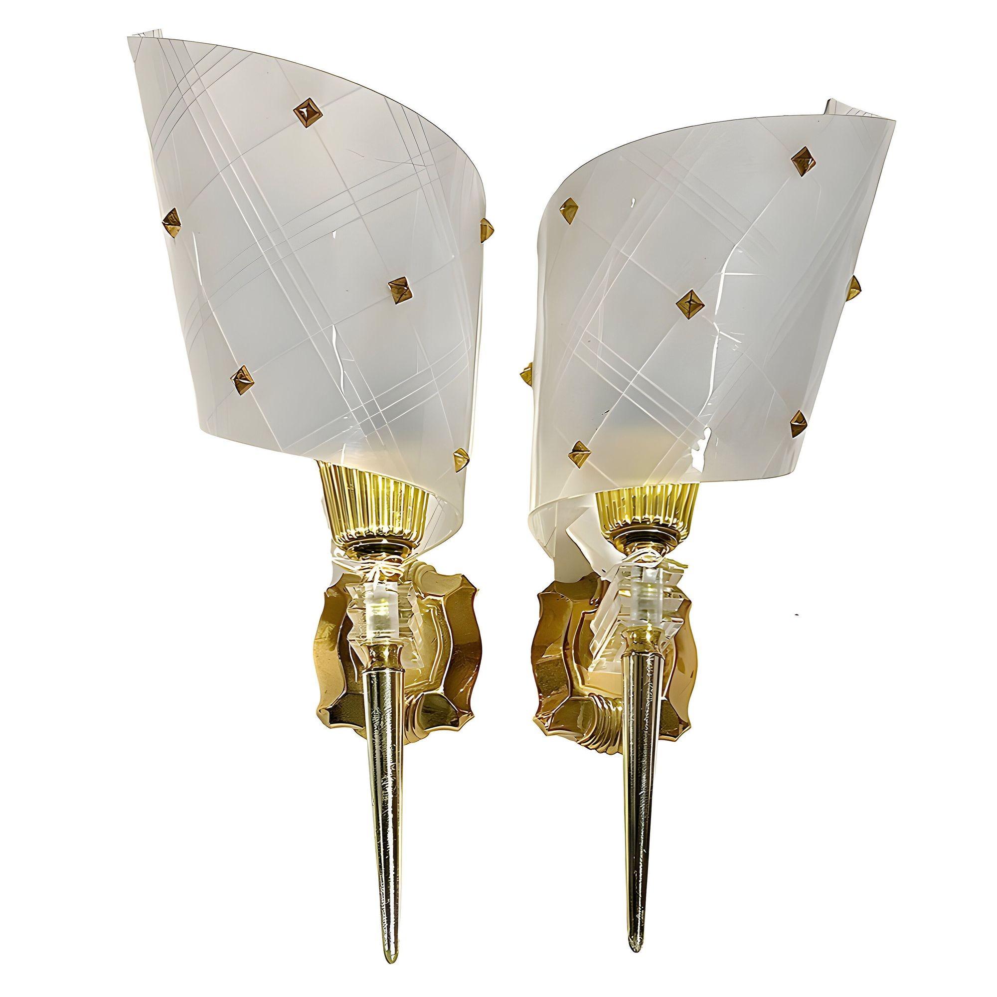 Set di 3 applique di Pierre Guariche dell'azienda Luminaire con cartellini di vendita originali. Realizzate con una miscela di ottone e lucite, queste luci presentano uno stile di ispirazione Googie con un tocco Hollywood Regency.

Nuovo di zecca,