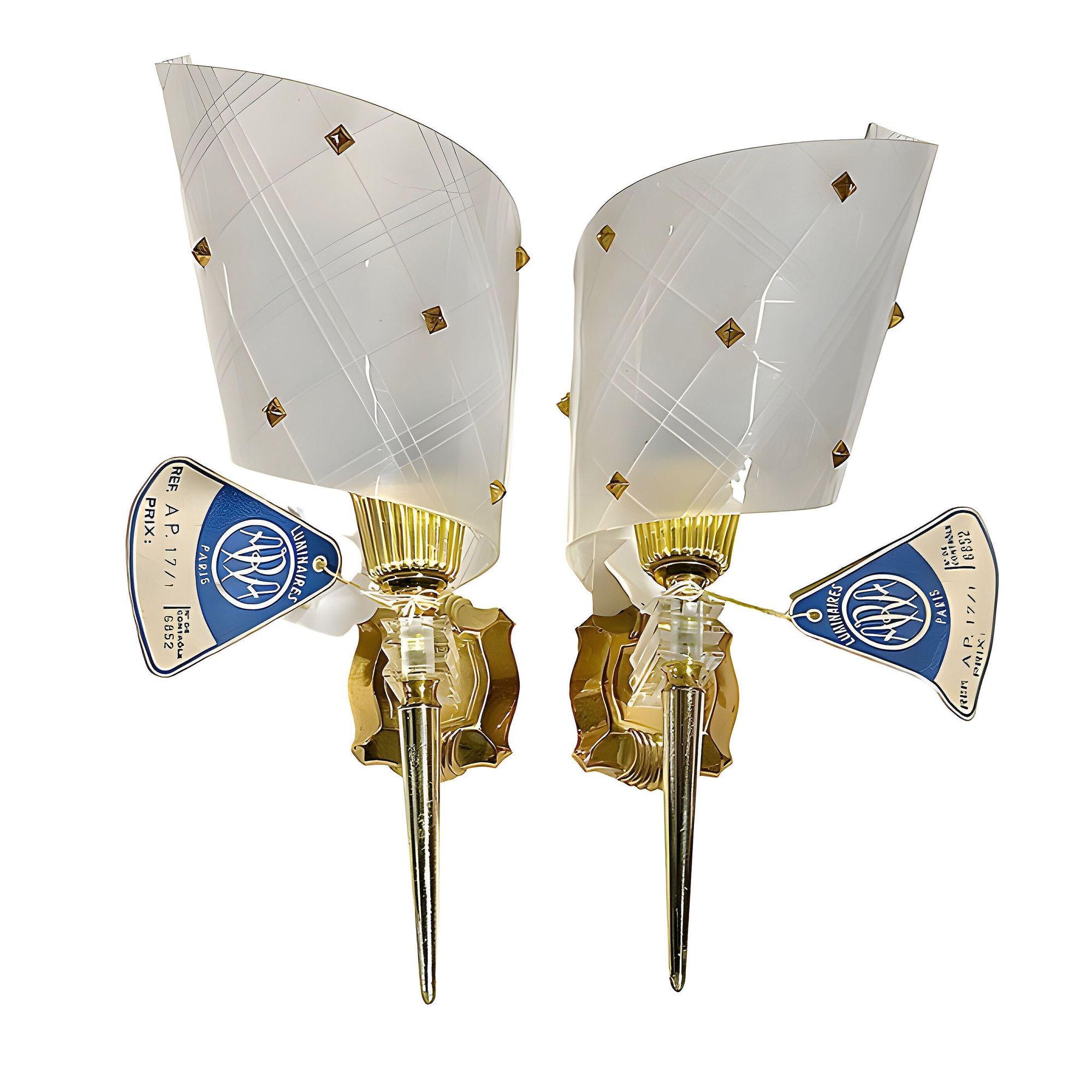 Francese Set di 3 lampade da parete MCM in ottone e lucite di Pierre Guariche per Luminai in vendita