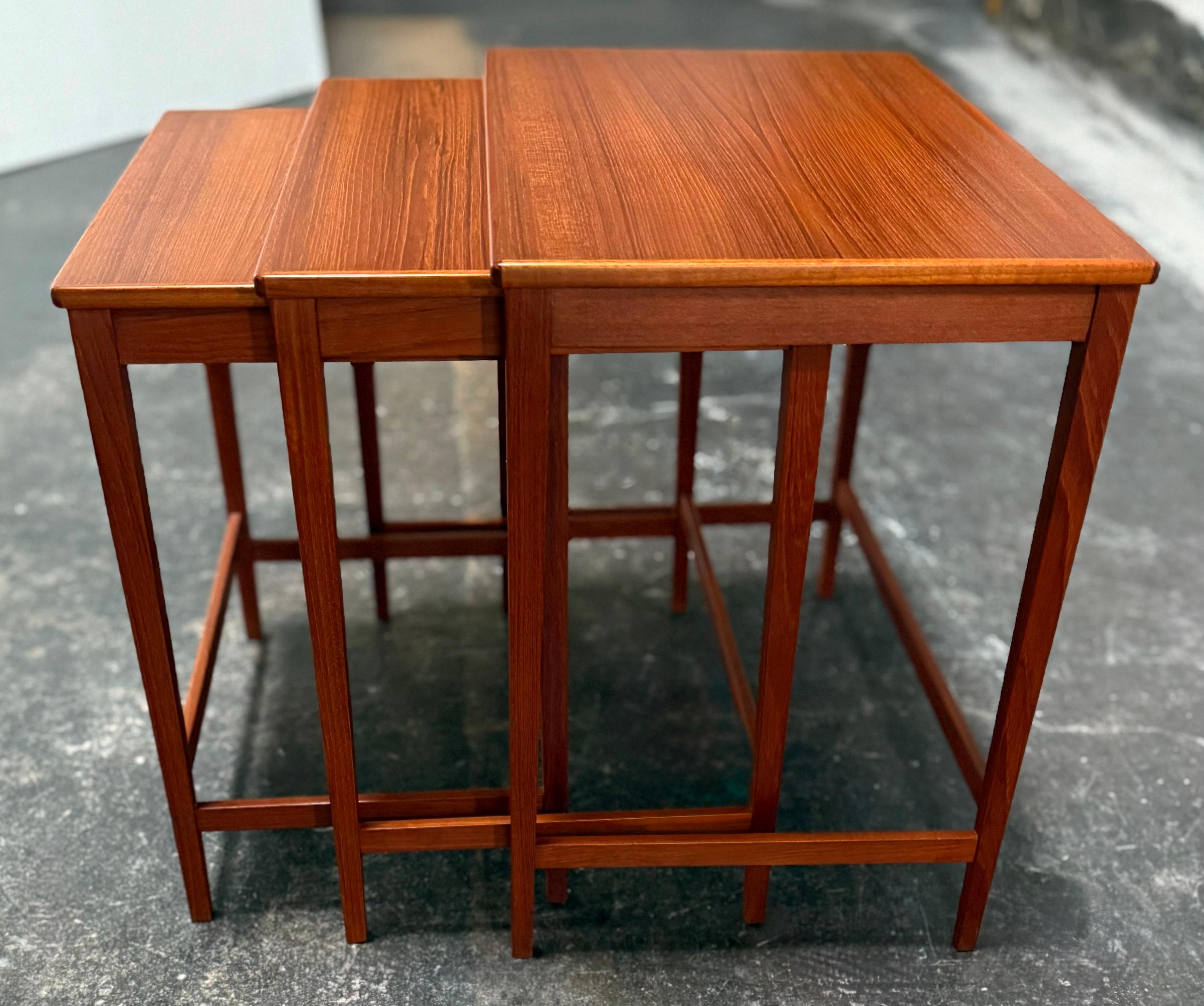Suédois Set of 3 MCM Teak Nesting Tables by Svante Skogh for Seffle, Sweden c. 1960s en vente