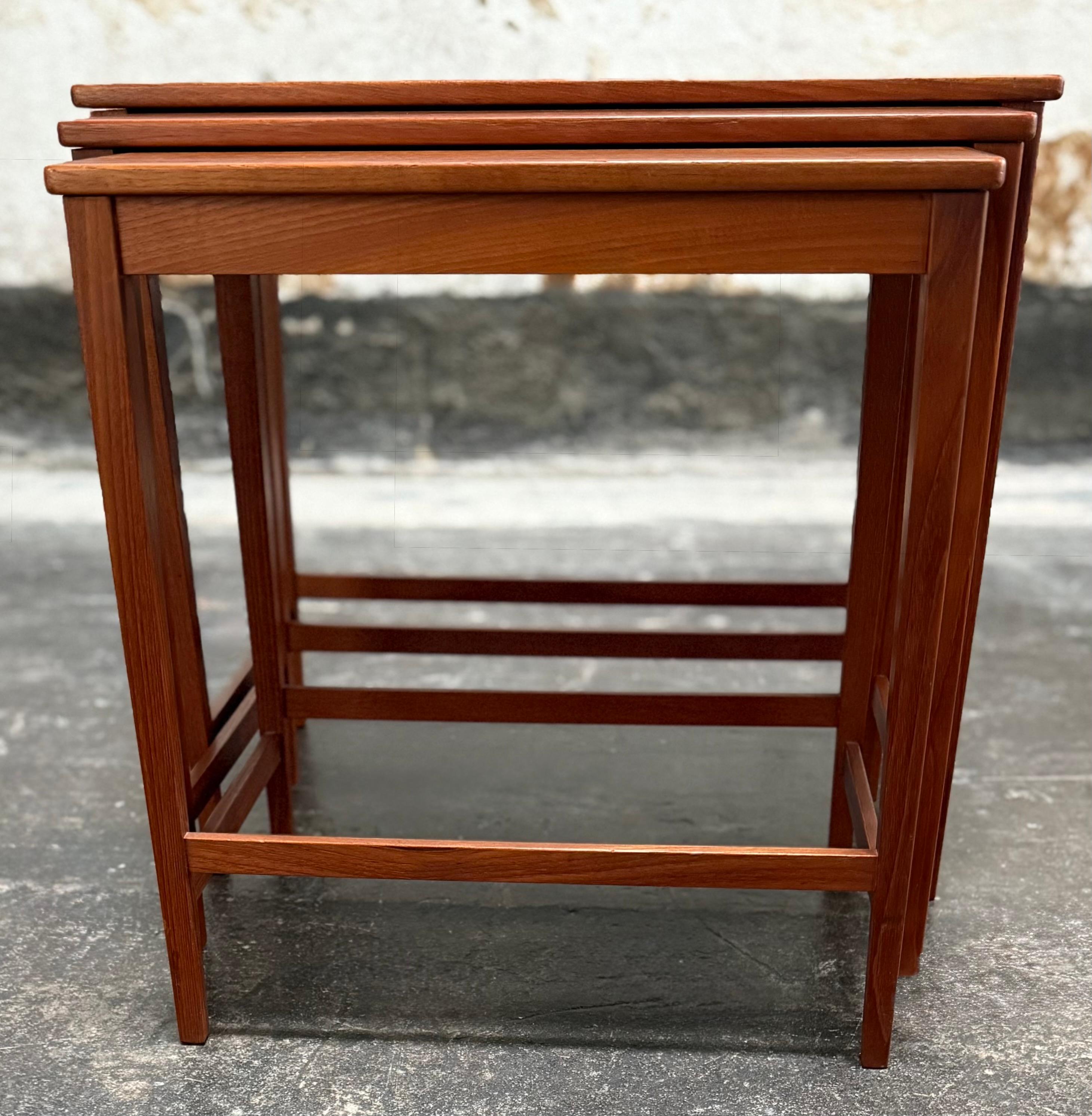 Placage Set of 3 MCM Teak Nesting Tables by Svante Skogh for Seffle, Sweden c. 1960s en vente