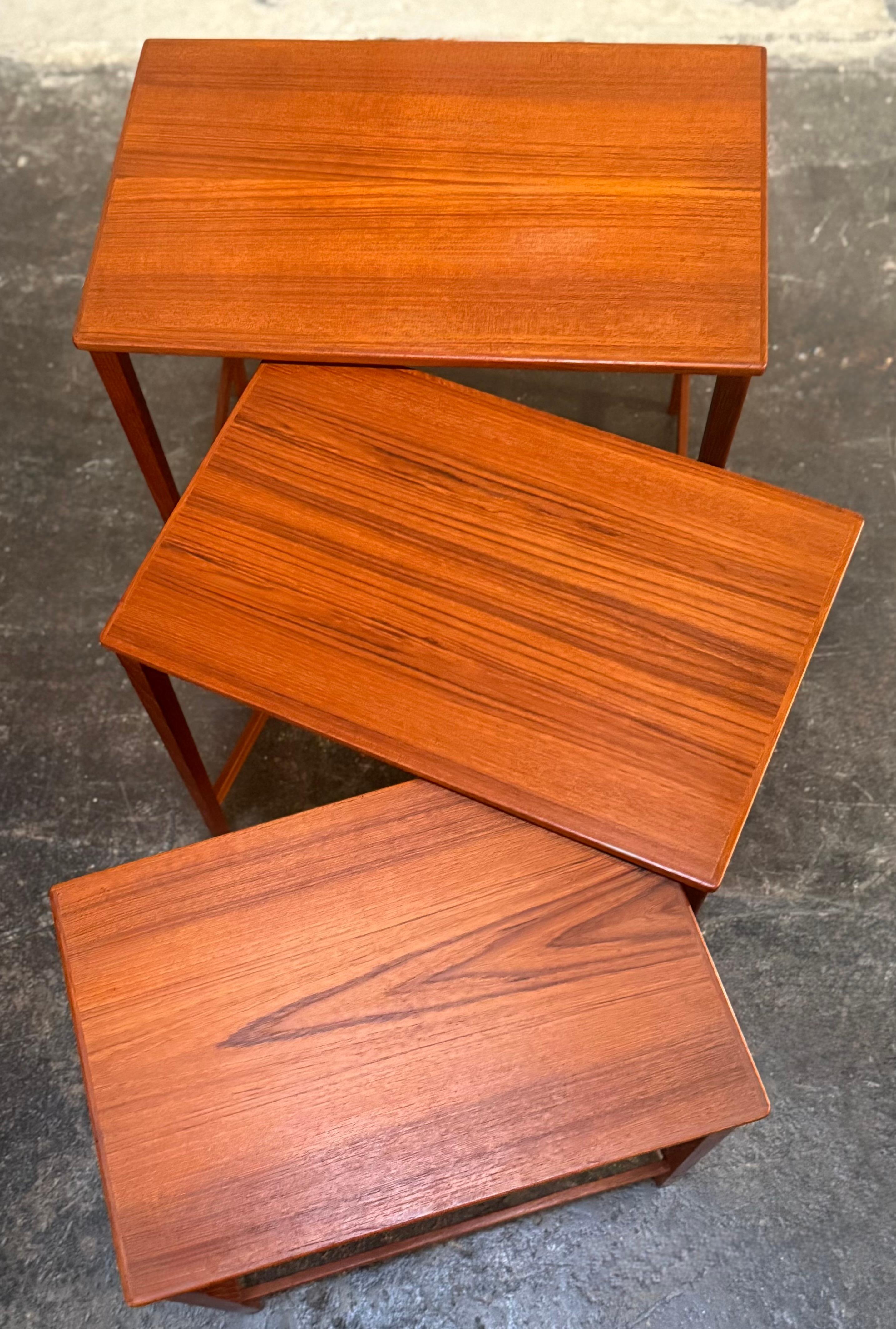Bois de feuillus Set of 3 MCM Teak Nesting Tables by Svante Skogh for Seffle, Sweden c. 1960s en vente