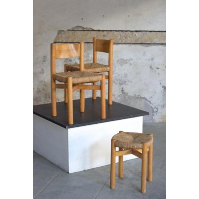 Set of 3 Meribel Chairs and Stool by Charlotte Perriand, 1960s

Vintage Design
Chairs and stools of the first Méribel model drawn by Charlotte Perriand in the 1950s to furnish the ski resort. Straw seat, curved backrest, round feet connected by a