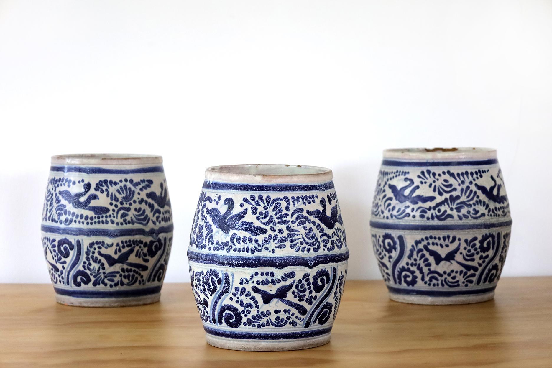 Set of 3 Mexican Antique Flower Pot Ceramic Vases In Fair Condition For Sale In Mérida, YU
