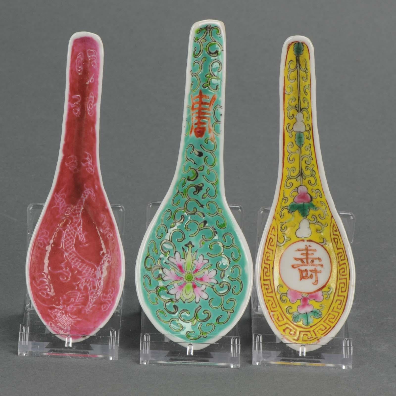 Chinois Ensemble de 3 cuillères à fleurs en porcelaine chinoise du milieu du 20e siècle, 20e siècle en vente