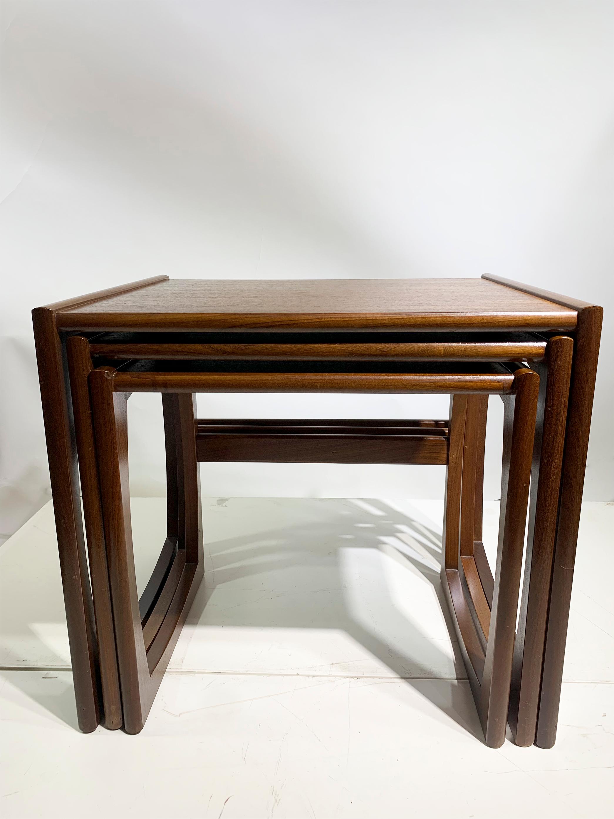 Mid-Century Modern Ensemble de 3 tables gigognes du milieu du 20e siècle par G-Plan en vente