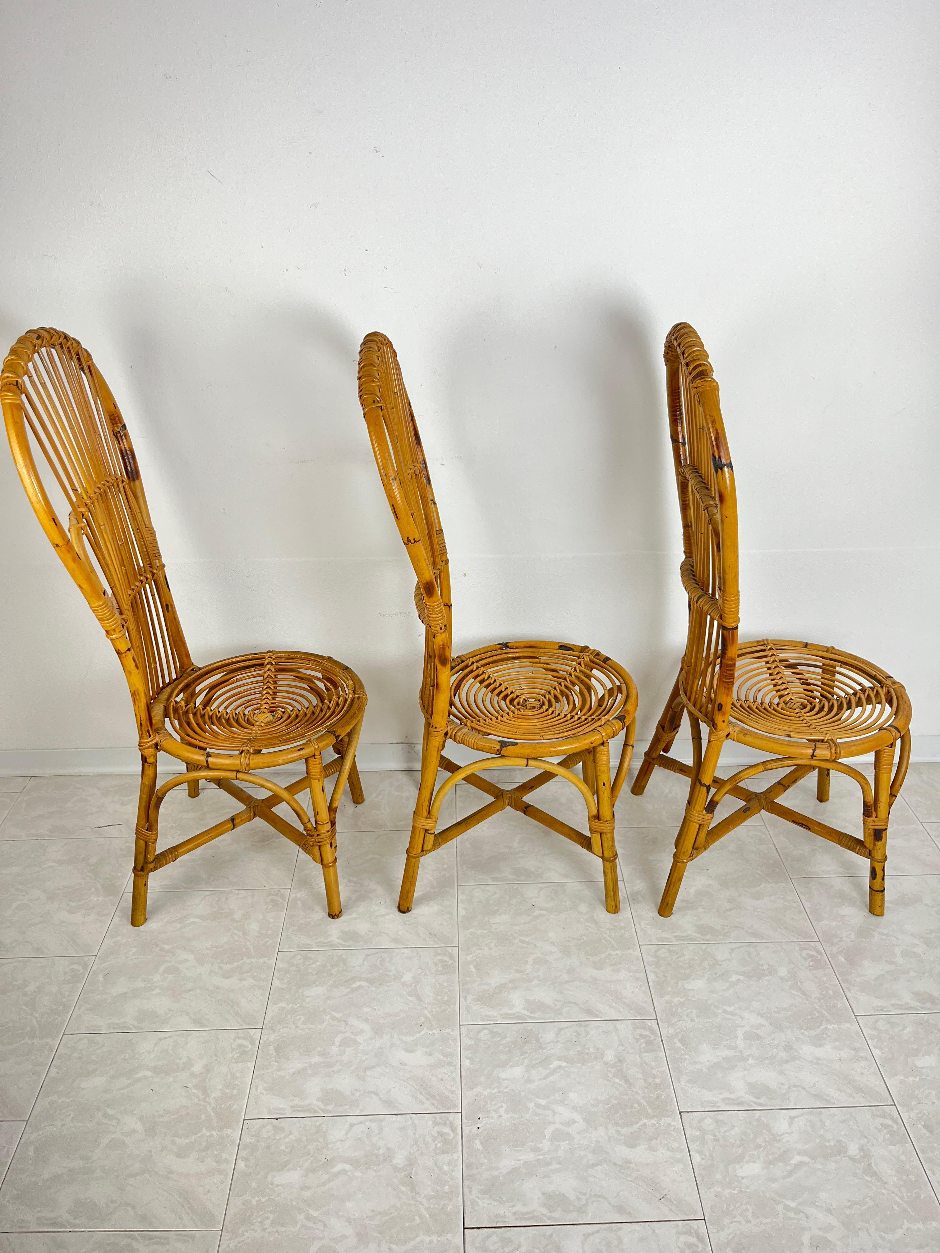 Lot de 3 chaises en bambou et rotin du milieu du siècle avec dossier en éventail Design italien  1950s
Intact et en bon état, petits signes de vieillissement.