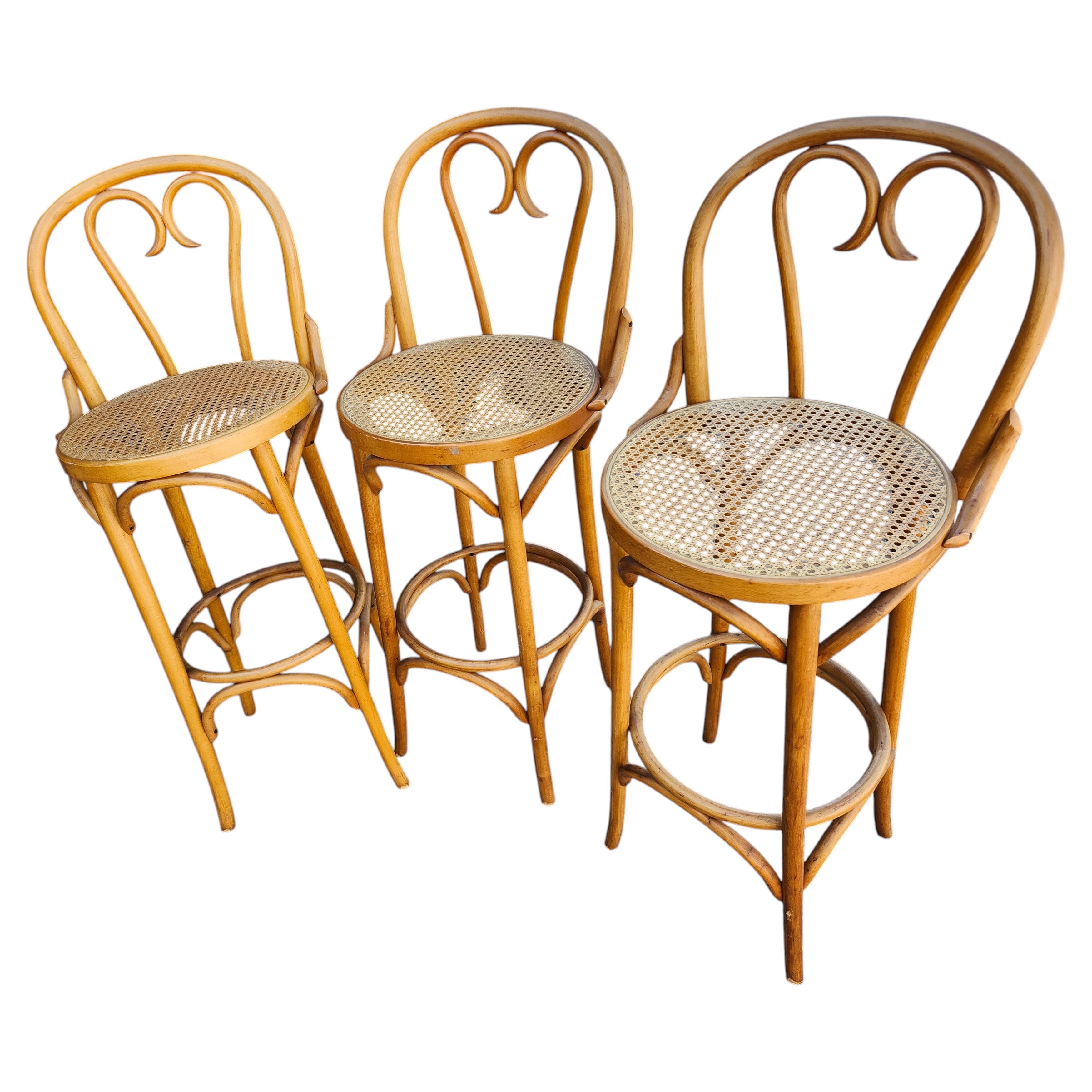 Ensemble de 3 tabourets de bar en bois du milieu du siècle avec assise cannée attribués à Thonet 1960