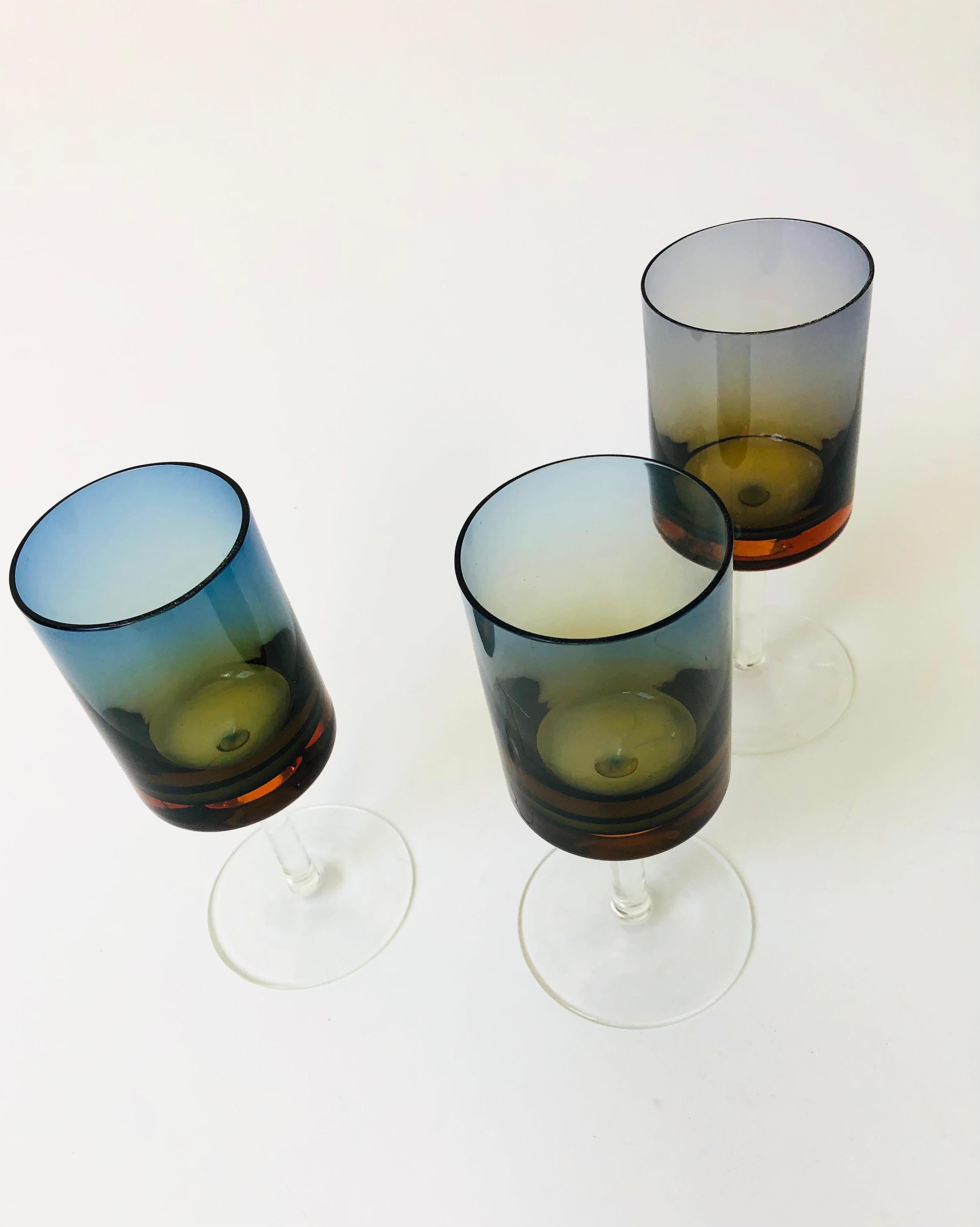 Mid-Century Modern Ensemble de 3 verres Amberina bleu du milieu du siècle dernier en vente