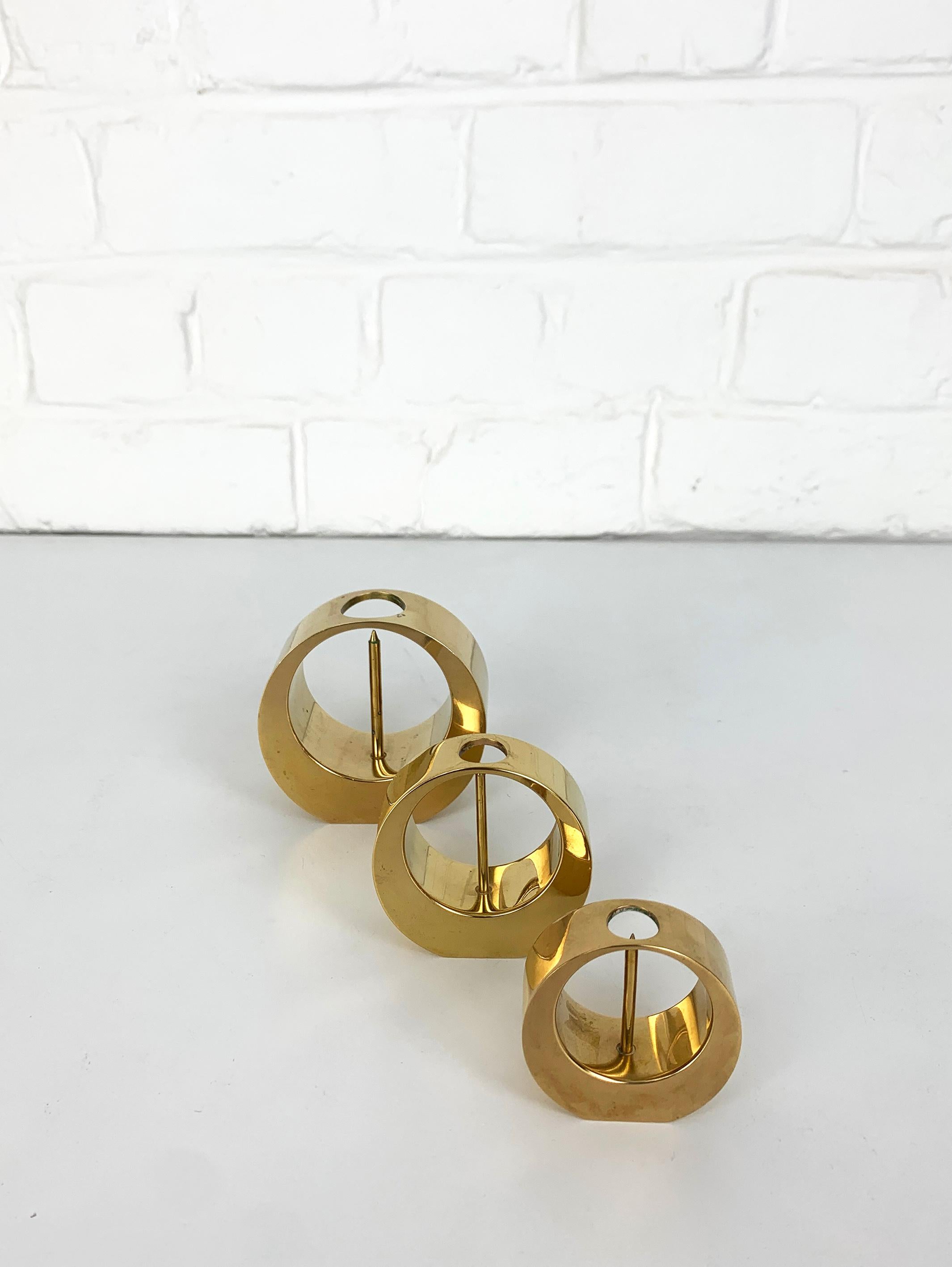 Set of 3 Mid-Century Candlesticks in Brass by Arthur Pe, Kolbäck, Sweden In Good Condition For Sale In Vorst, BE