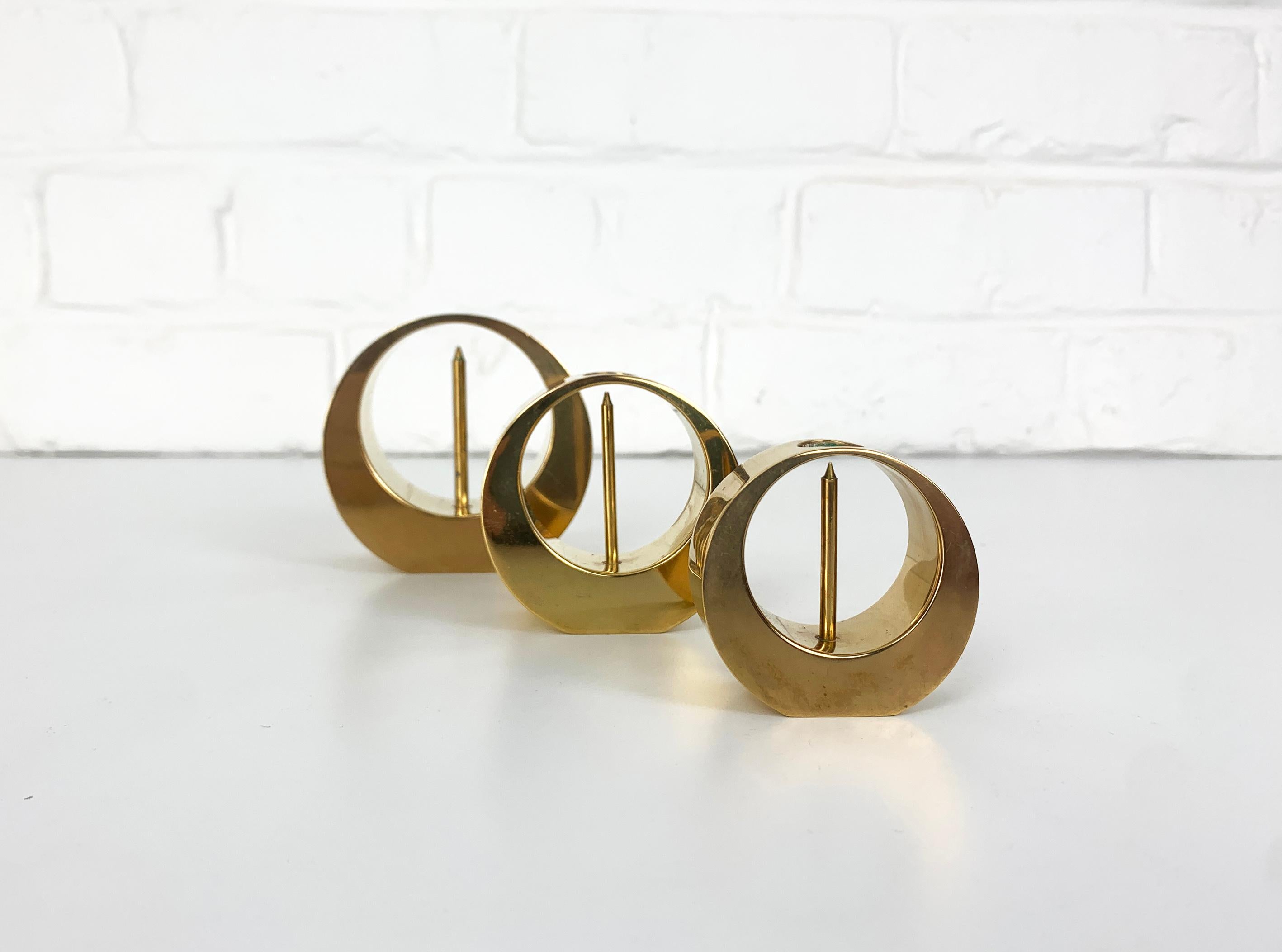 20ième siècle Ensemble de 3 chandeliers en laiton du milieu du siècle dernier par Arthur Pe, Kolbäck, Suède en vente