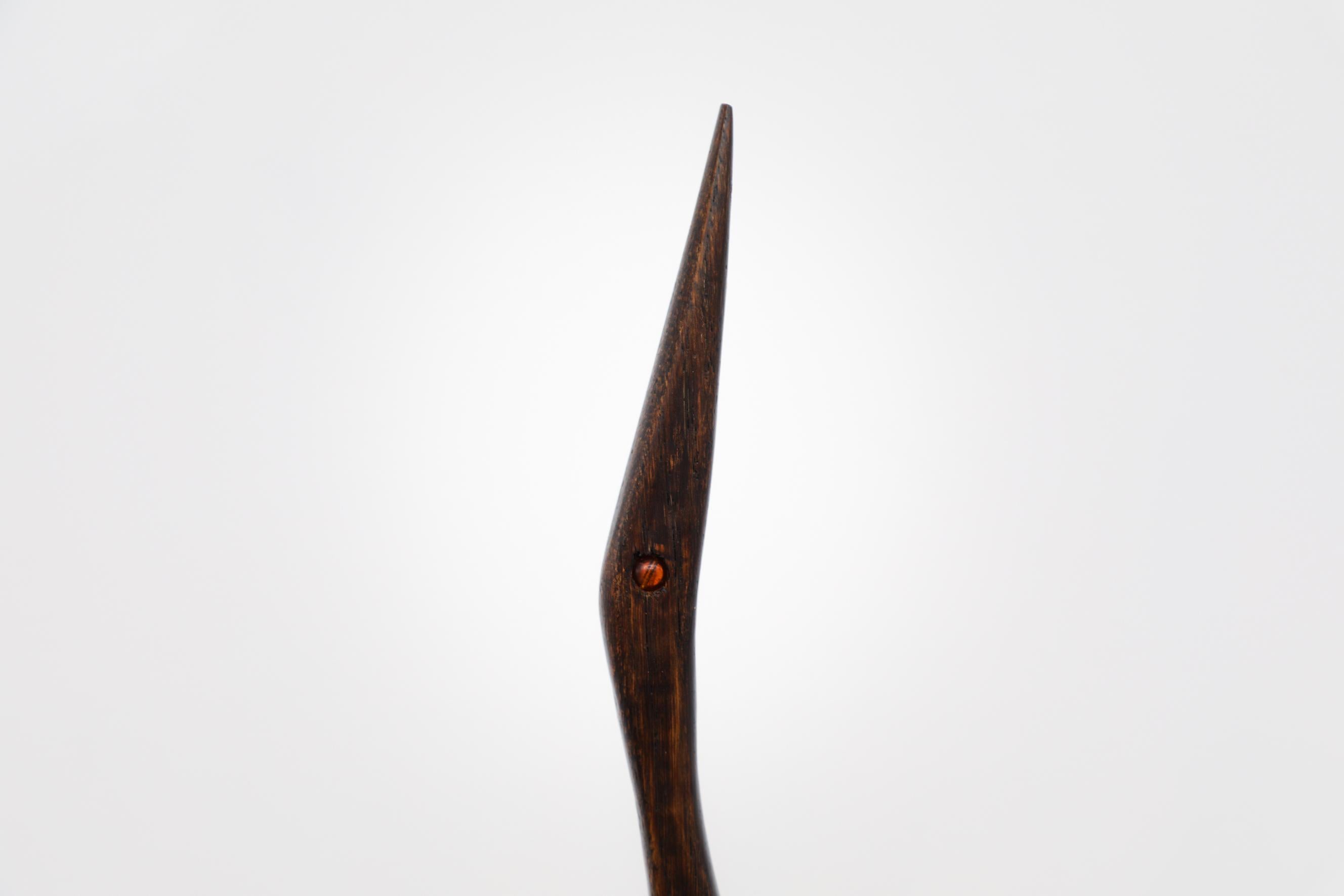 Corne Ensemble de trois élégantes cigognes du milieu du siècle, sculptées à la main en Oak, Wenge et Horn en vente
