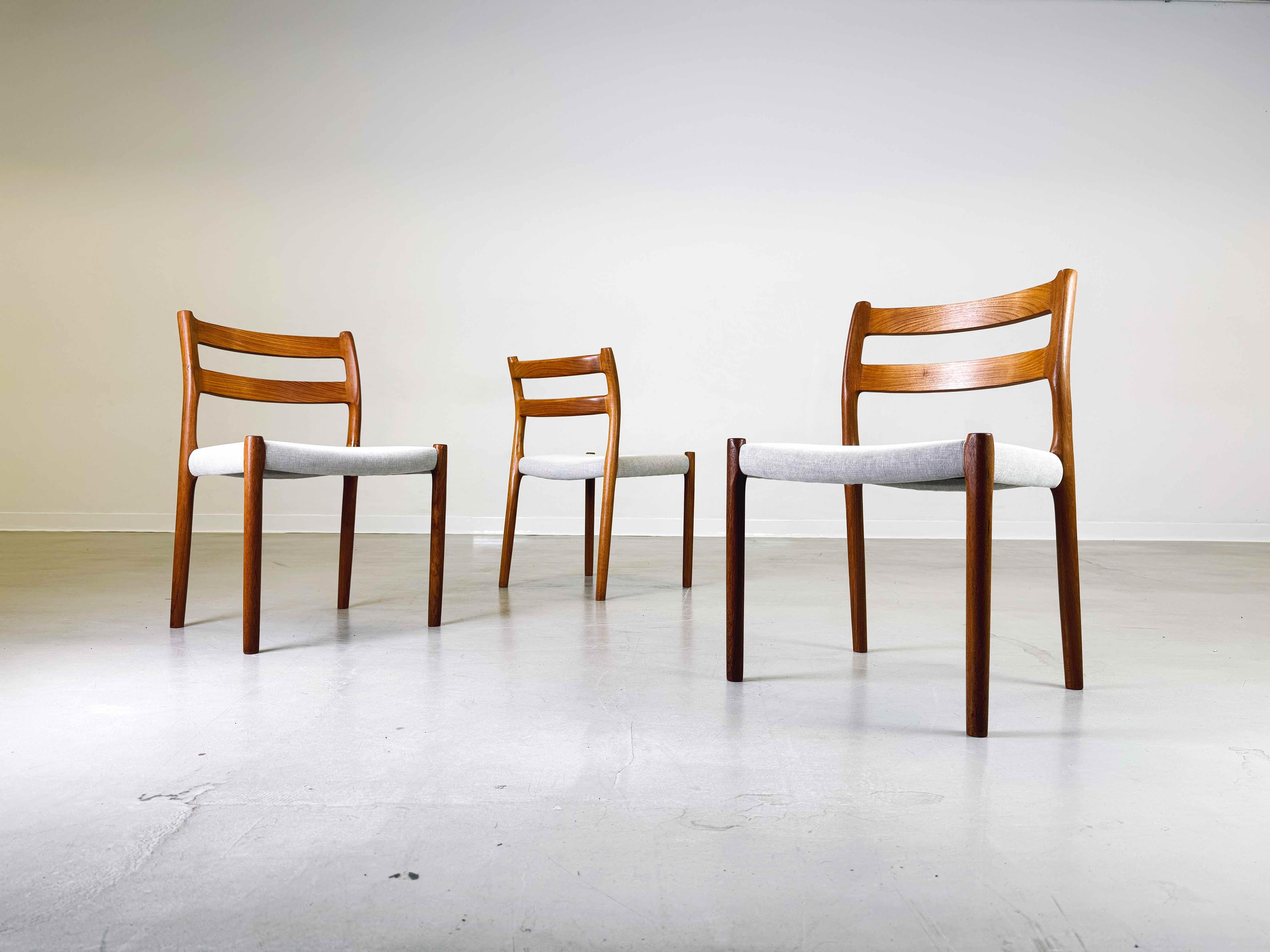 Mettiamo in vendita tre bellissime sedie del Mid Century di J.L.A. Møllers (modello: 84) in vendita. Il design è opera del famoso designer danese Niels O Møller e si caratterizza per la sua stabilità e atemporalità. ***Prezzo per il set di 3***