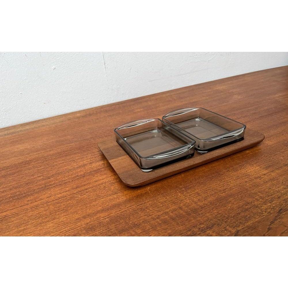 Mid-Century Danish Cabaret Glasschalen von Holmegaard mit Teakholz Tablett von Illums Bolighus, 1960er Jahre, Satz von 3, in sehr gutem Zustand. Entworfen 1960 bis 1969 Dieses Stück hat eine Zuordnungsmarke.

Zusätzliche Informationen:
MATERIALIEN: