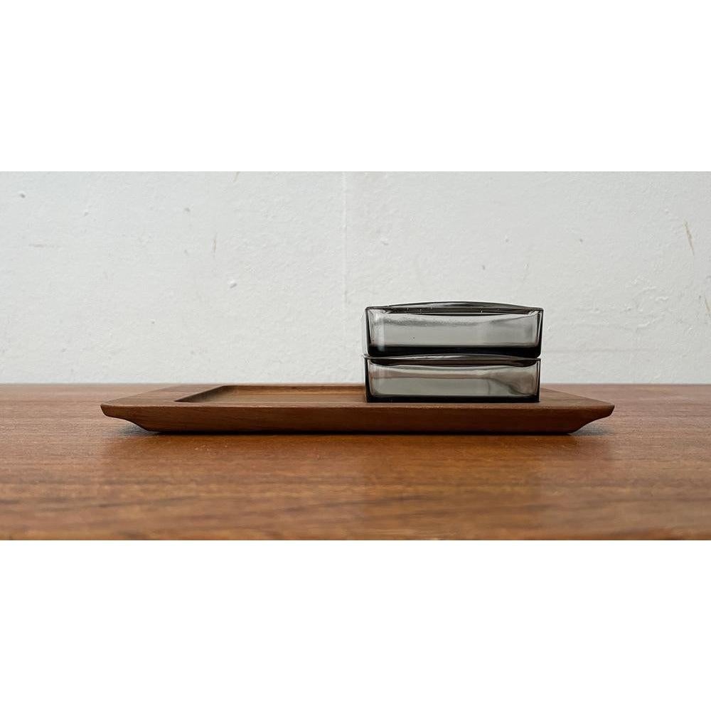 Satz von 3 dänischen Cabaret-Glasschalen aus der Jahrhundertmitte mit Teakholz-Tablett, 1960er Jahre (Moderne der Mitte des Jahrhunderts) im Angebot