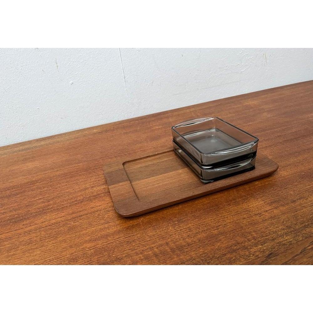 Satz von 3 dänischen Cabaret-Glasschalen aus der Jahrhundertmitte mit Teakholz-Tablett, 1960er Jahre (Dänisch) im Angebot