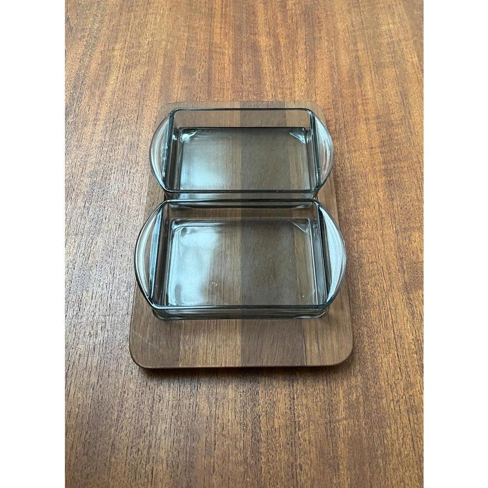 Satz von 3 dänischen Cabaret-Glasschalen aus der Jahrhundertmitte mit Teakholz-Tablett, 1960er Jahre (20. Jahrhundert) im Angebot