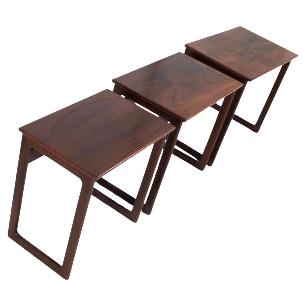 Ensemble de 3 tables gigognes en bois de rose de style moderne danois du milieu du siècle dernier. Elles s'emboîtent les unes dans les autres en s'empilant vers le bas. 3 tables au total. Les dimensions sont celles de tous les tableaux imbriqués les
