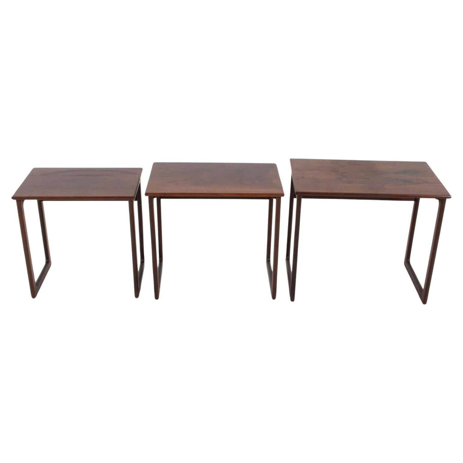 Mid-Century Modern Ensemble de 3 tables gigognes danoises modernes du milieu du siècle en bois de rose en vente