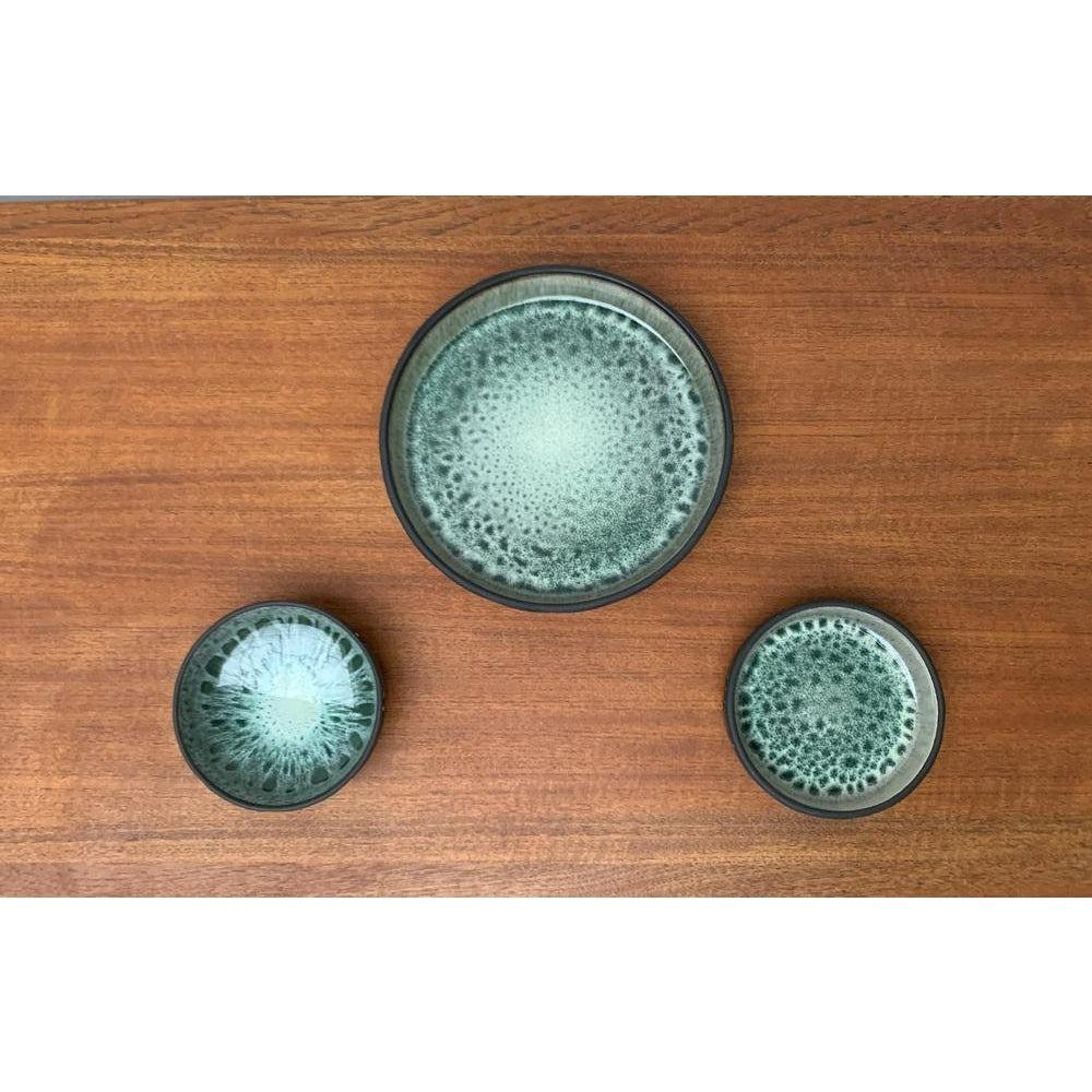 Set di 3 ciotole di Studio Pottery danese di metà secolo di Frank Keramik, anni '60, in ottime condizioni. Disegnati dal 1960 al 1969 Ho prove ufficiali di autenticità come cataloghi d'epoca, registri di designer o altre fonti letterarie e mi assumo