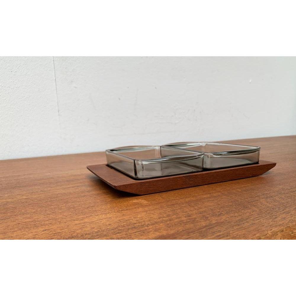 Satz von 3 dänischen Teakholz-Tabletts aus der Mitte des Jahrhunderts mit Cabaret-Glastabletts, 1960er Jahre im Angebot 5