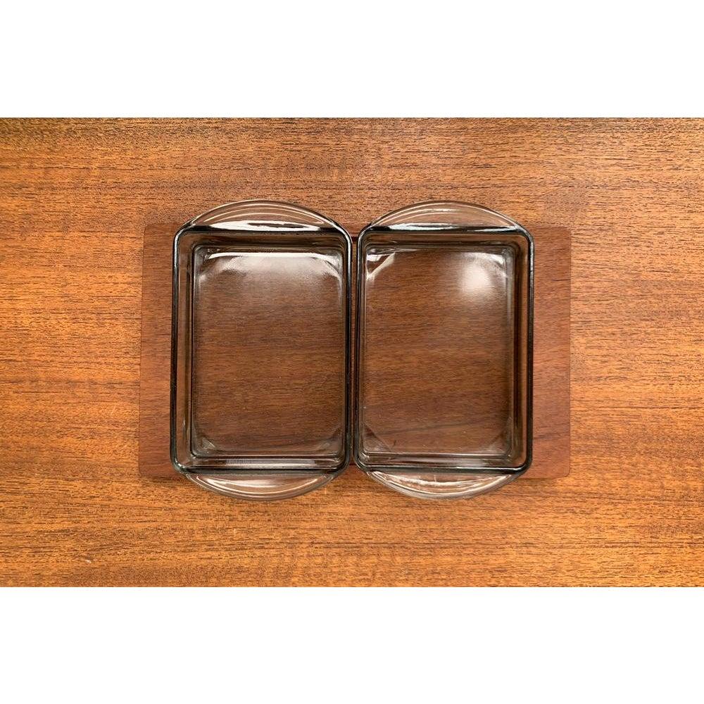 Dänisches Teakholz-Tablett aus der Jahrhundertmitte von Artiform mit Cabaret-Glastabletts von Holmegaard, 1960er Jahre, 3er-Set, in sehr gutem Zustand. Entworfen 1960 bis 1969 Dieses Stück hat eine Zuordnungsmarke.

Zusätzliche