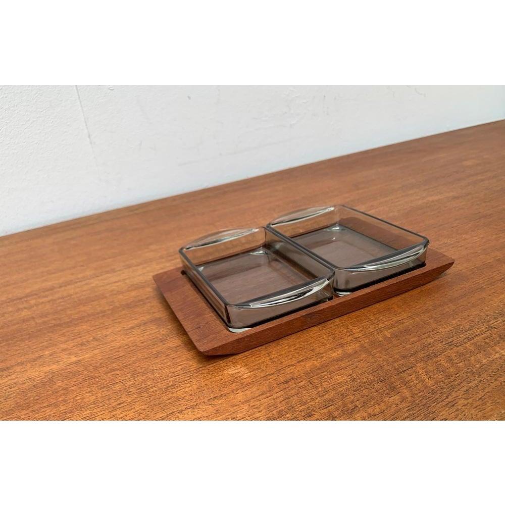 Satz von 3 dänischen Teakholz-Tabletts aus der Mitte des Jahrhunderts mit Cabaret-Glastabletts, 1960er Jahre (Moderne der Mitte des Jahrhunderts) im Angebot