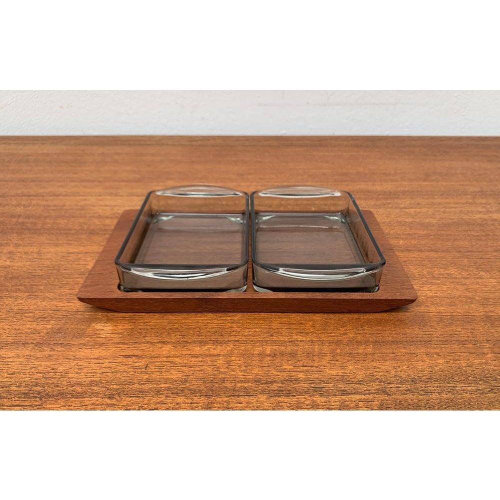 Satz von 3 dänischen Teakholz-Tabletts aus der Mitte des Jahrhunderts mit Cabaret-Glastabletts, 1960er Jahre (20. Jahrhundert) im Angebot