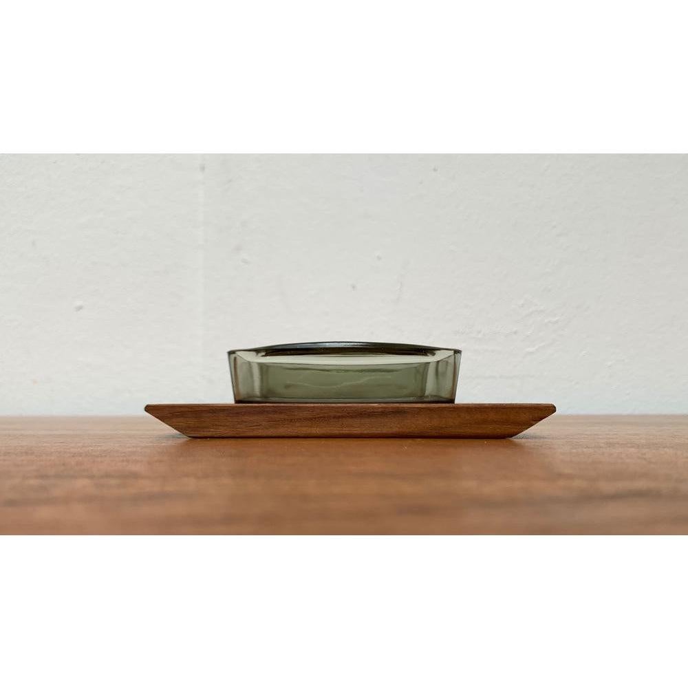Dänisches Teakholz-Tablett mit Gläsern aus der Jahrhundertmitte, 1960er Jahre, 3er-Set, in sehr gutem Zustand. Entworfen 1960 bis 1969.

Zusätzliche Informationen:
MATERIALIEN: Glas, Teakholz
Farbe: Braun
Stile: Moderne Mitte des