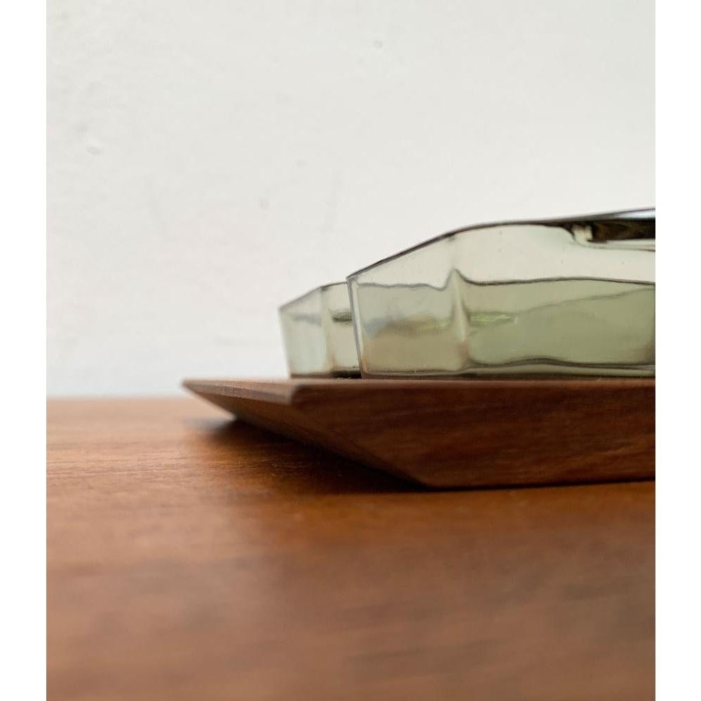 3er-Set dänisches Teakholz-Tablett mit Gläsern aus der Jahrhundertmitte, 1960er Jahre (Glas) im Angebot
