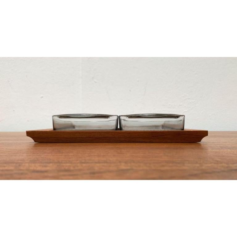 Dänisches Teakholz-Tablett mit Gläsern aus Lüthje-Holz aus der Jahrhundertmitte, 3er-Set, in sehr gutem Zustand. Entworfen 1960 bis 1969 Dieses Stück hat eine Attribution Marke, Es ist völlig authentisch für alle Fragen der Authentizität aus