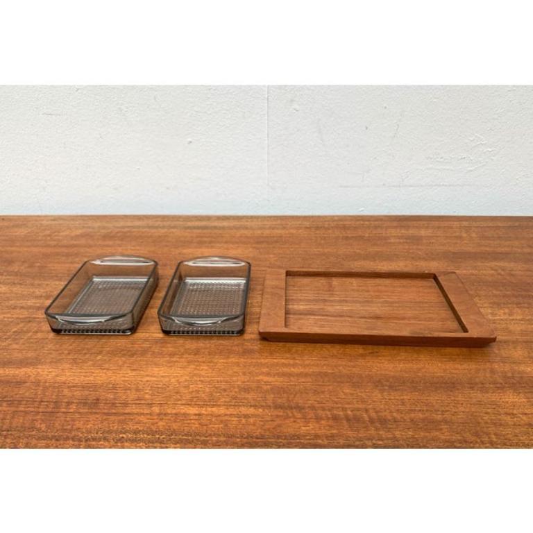 Satz von 3 dänischen Teakholz-Tabletts mit Gläsern aus der Mitte des Jahrhunderts von Lüthje Wood, 1960er im Angebot 1