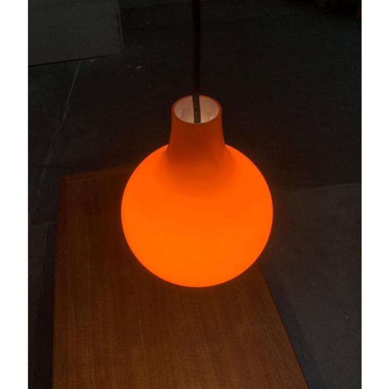 Set di 3 lampade a sospensione in vetro tedesco AH della metà del secolo scorso di Peill & Putzler in vendita 3