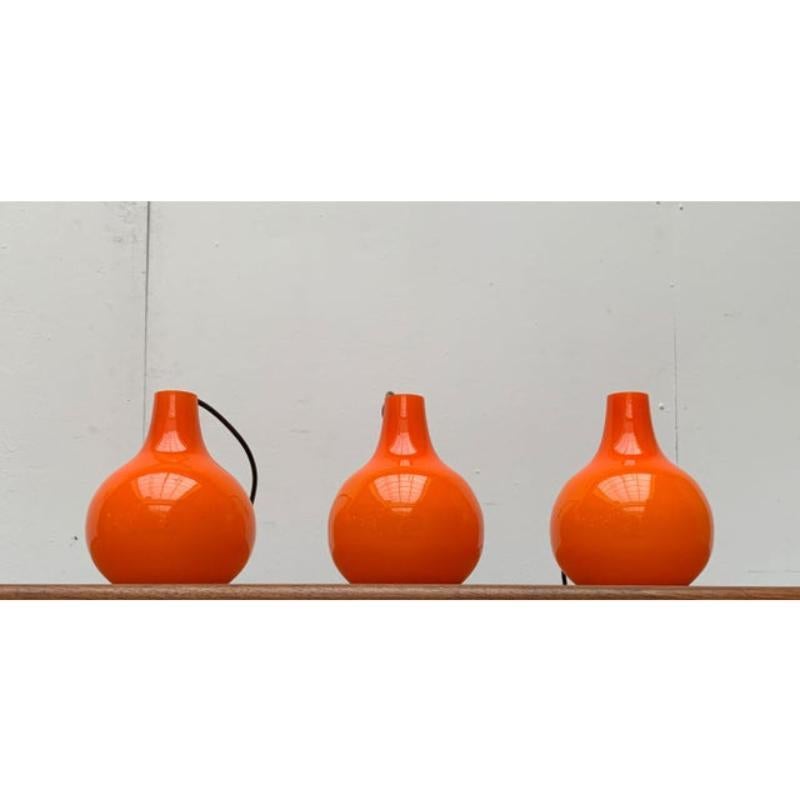 Set di 3 lampade a sospensione in vetro tedesco AH della metà del secolo scorso di Peill & Putzler In condizioni ottime in vendita a Hamburg, DE