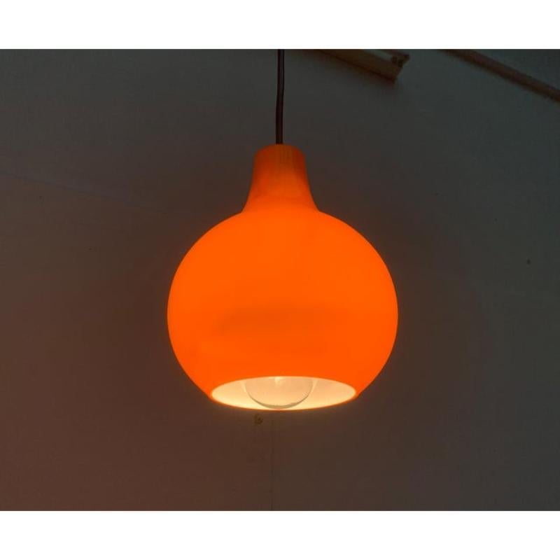 XX secolo Set di 3 lampade a sospensione in vetro tedesco AH della metà del secolo scorso di Peill & Putzler in vendita