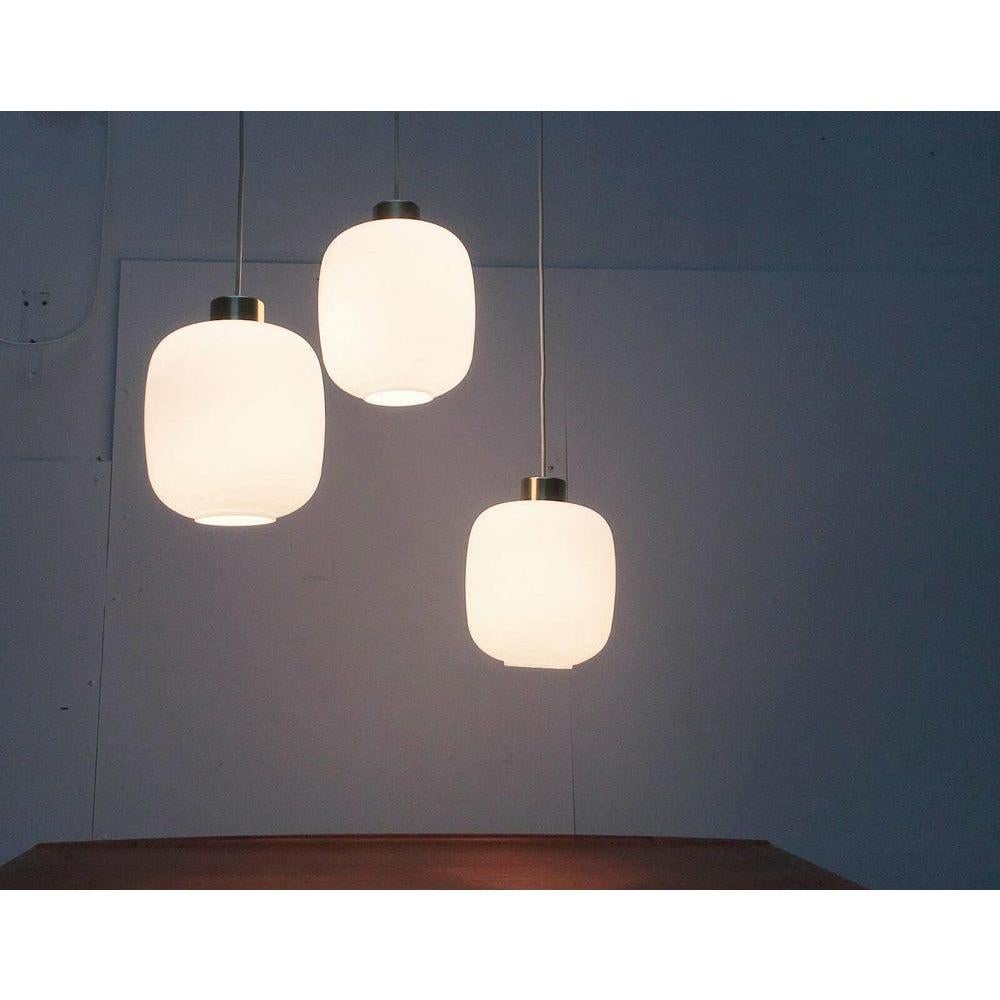 Mid Century Glas Pendel.

Simple pendant lights with a large glass screen. The glass is open at the bottom, so that direct light escapes down. In addition, the translucent glass shows the entire luminaire body. In contrast to the white glass, the