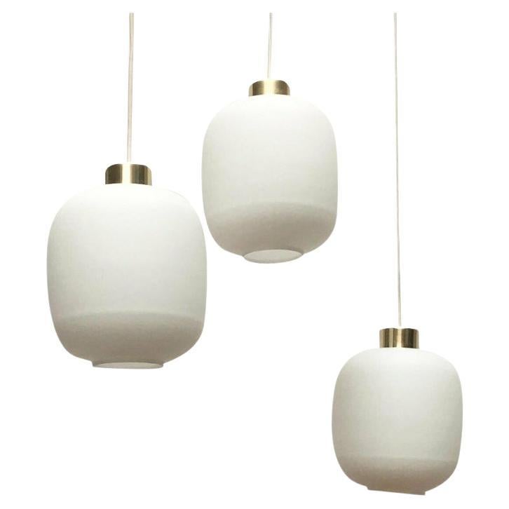 Satz von 3 deutschen Ballonglas-Pendelleuchten aus der Mitte des Jahrhunderts, 1960er Jahre