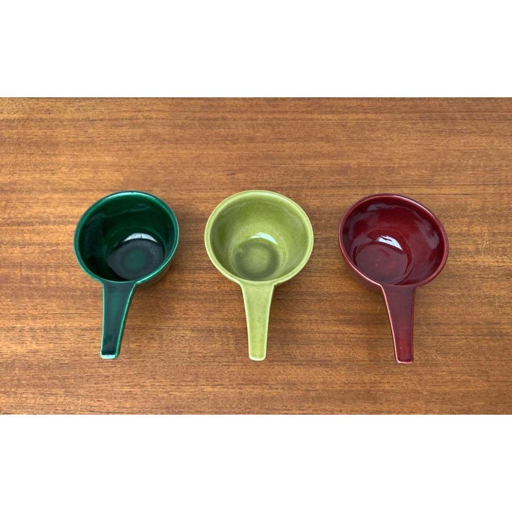 Set di 3 ciotole in ceramica tedesca di metà secolo con manico, anni '60 in vendita 3