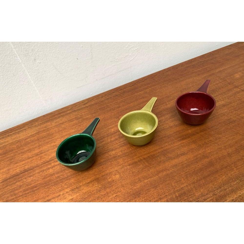 Set di 3 ciotole in ceramica tedesca di metà secolo con manico, anni '60 in vendita 4