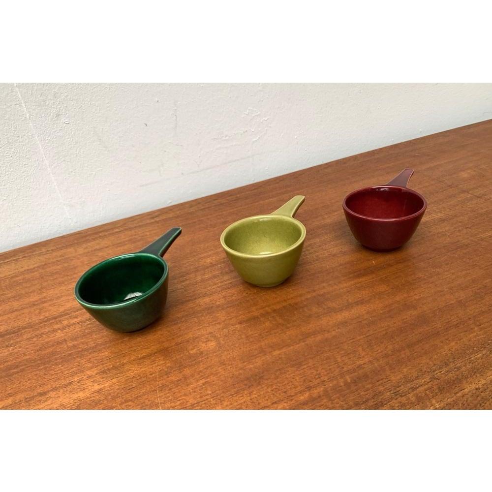 Ciotole in ceramica tedesca di metà secolo con manico, anni '60, set di 3, in ottime condizioni. Progettato dal 1960 al 1969.

Informazioni aggiuntive:
Materiali: Ceramica
Stile: Medioevo Moderno
Paese di origine: Germania
Colore: verde
Tipo di