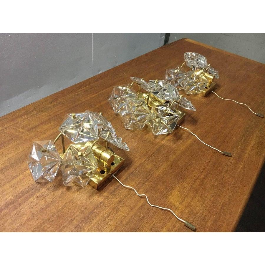 Allemand Ensemble de 3 appliques allemandes du milieu du siècle dernier en cristal à facettes et laiton de Kinkeldey en vente