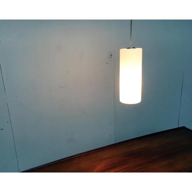 Lampade a sospensione in vetro della rinomata casa Glashütte Limburg.

Semplice ciondolo in vetro. Il corpo della lampada è costituito da un semplice cilindro, aperto sul fondo. Il vetro è ricoperto di bianco. La sospensione e la presa sono fissate