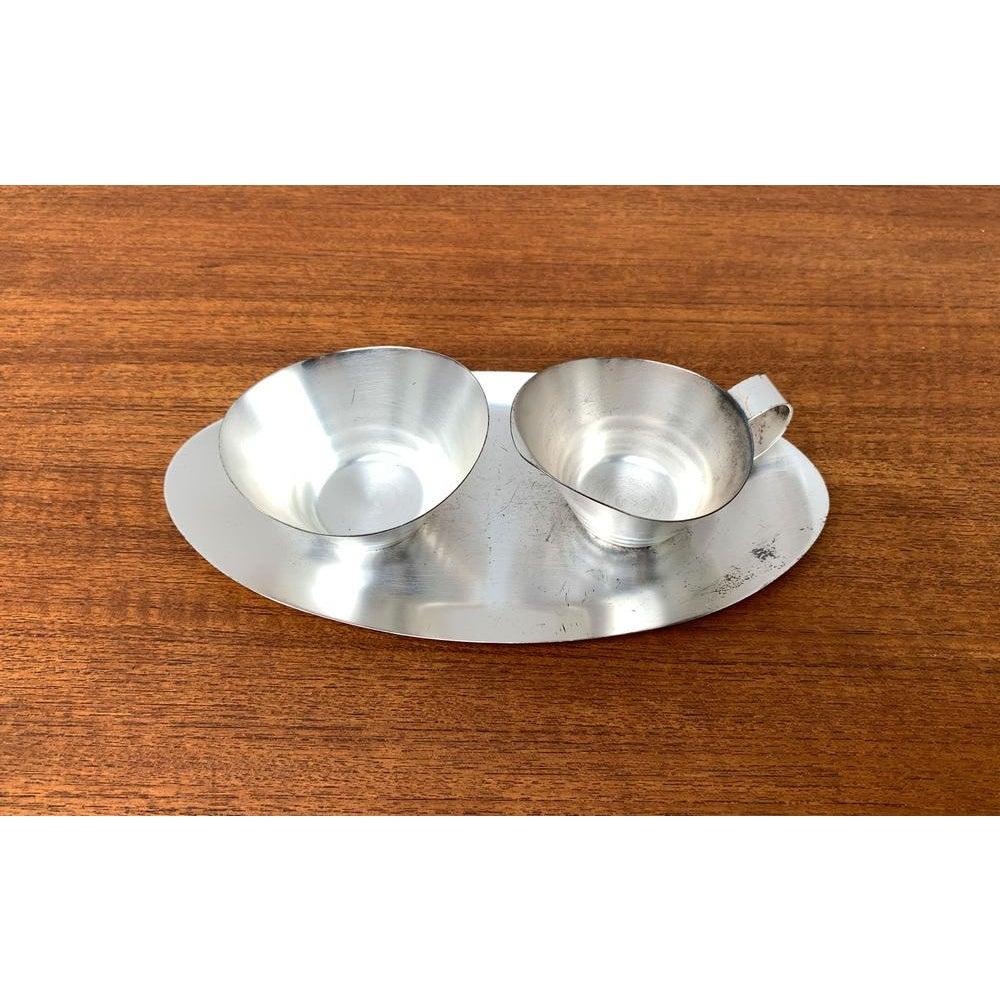 Lait, sucre et plateau de WMF, années 1960, ensemble de 3, en très bon état. Conçue de 1960 à 1969 Cette pièce porte une marque d'attribution.

Informations complémentaires :
Matériaux : Métal
Couleur : Argent
Styles : Moderne du milieu du