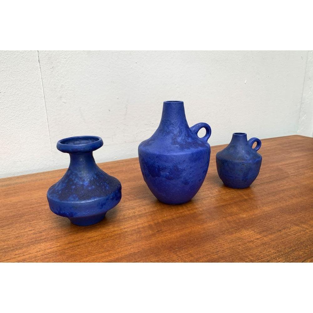 Ceramica Set di 3 vasi minimalisti tedeschi di metà secolo, blu cobalto, anni '60 in vendita
