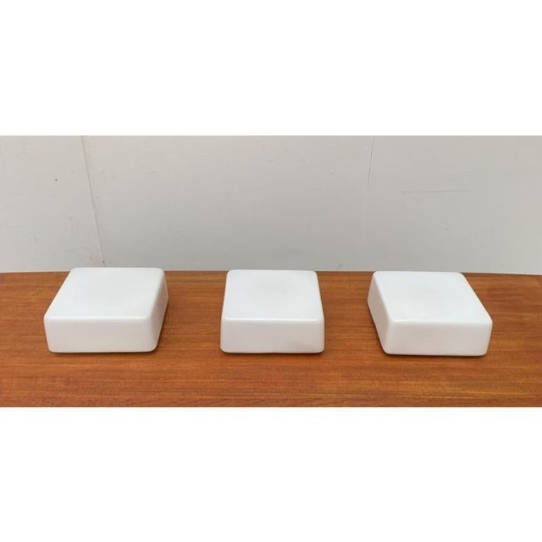 Lampade da parete minimaliste di RZB. Questo pezzo ha un marchio di attribuzione.

È completamente autentico per qualsiasi problema di autenticità derivante da un'errata attribuzione, Fino a 250V (standard Europa/Regno Unito).Il cablaggio di questo