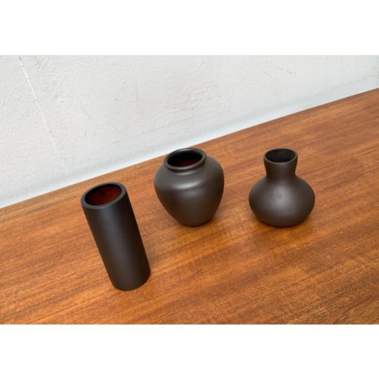 Set of 3 Mid-Century German Minimalist Wormser Terra-Sigillata Pottery Vases In Excellent Condition For Sale In Hamburg, DE